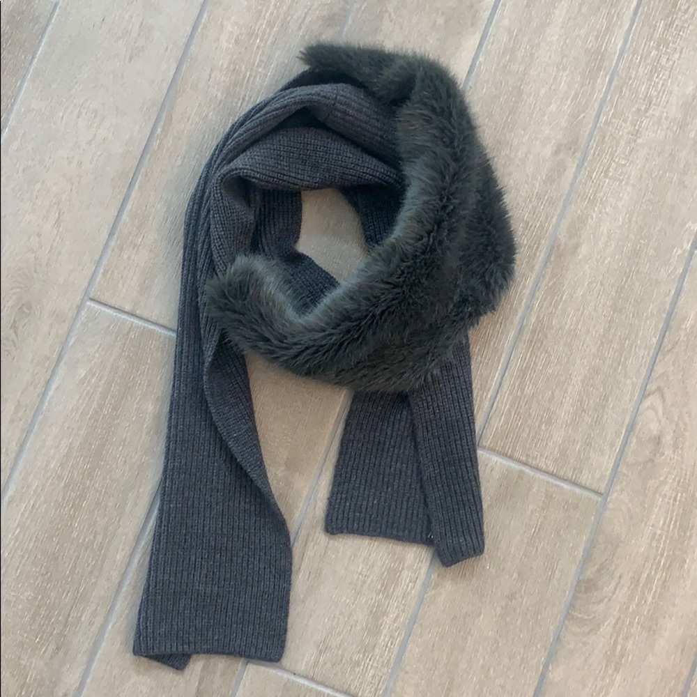 Banana Republic faux fur scarf in gray, one size